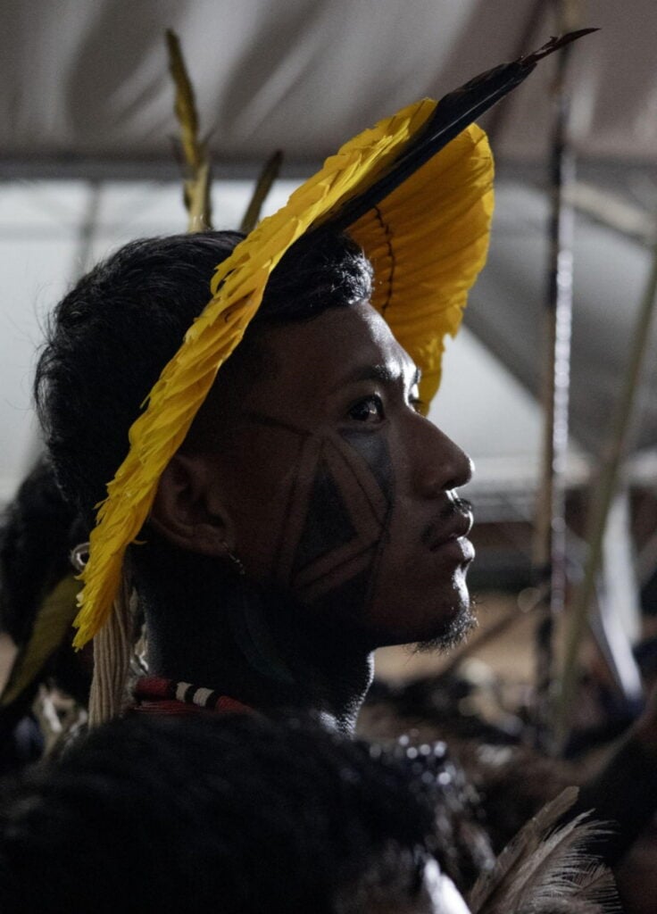 Mężczyzna z ludu Pataxo podczas wieczornych śpiewów.