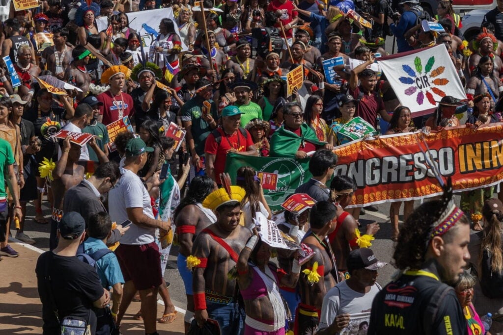 Protest przed budynkami rządowymi w Brasilii. Na banerze napis „Congresso Inimigo do Povo” (Kongres wrogiem ludu)