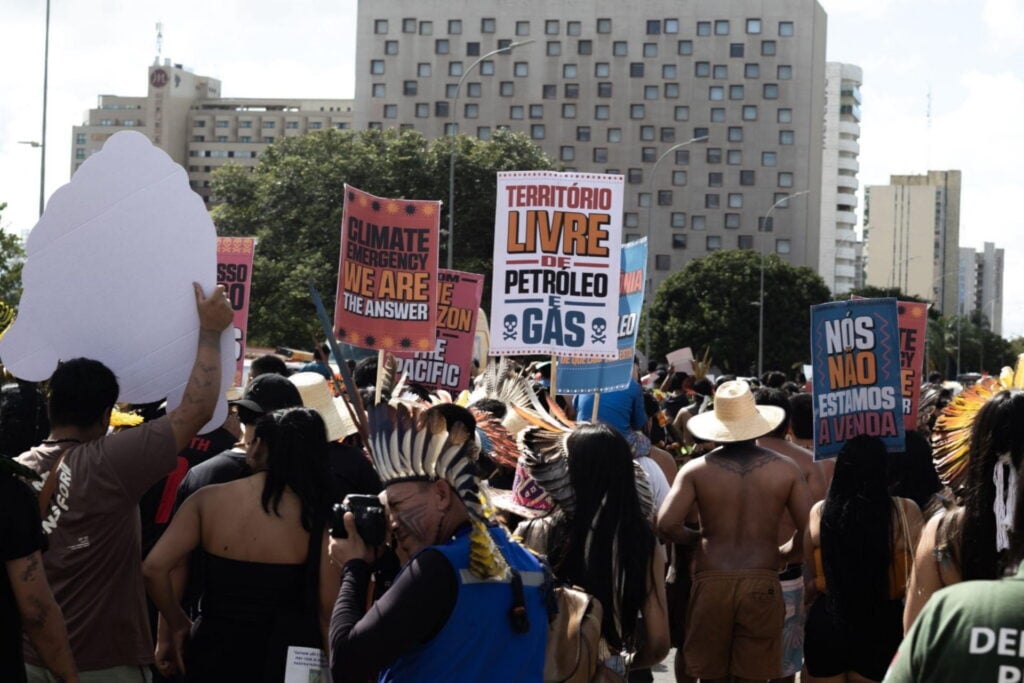 Brasilia. Na banerach napisy: „Kryzys klimatyczny – my jesteśmy odpowiedzią!”, „Terytorium wolne od ropy i gazu!”, „Nie jesteśmy na sprzedaż”