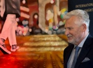 Aleksander Kwaśniewski podczas wizyty w Berlinie z okazji 35-lecia podpisania polsko-niemieckiego traktatu o dobrym sąsiedztwie