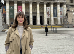 Radna Martyna Jałoszyńska na tle Pałacu Kultury i Nauki