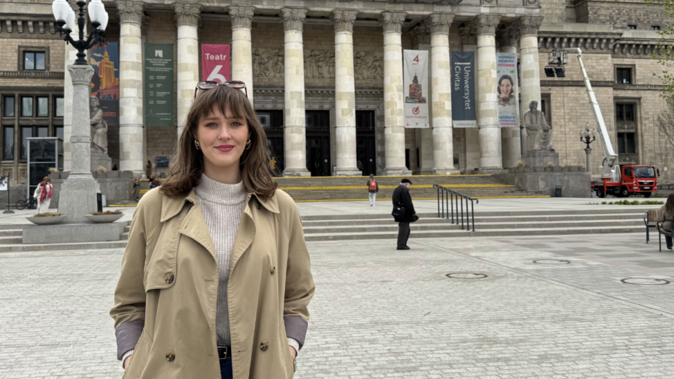 Radna Martyna Jałoszyńska na tle Pałacu Kultury i Nauki