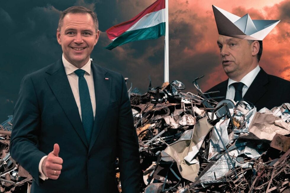 Po lewej stronie uśmiechnięty Karol Nawrocki pokazujący kciuka do góry, za nim złomowisko z wetkniętą flagą Węgier, z prawej strony Viktor Orban w kapeluszu z papierowego samolotu