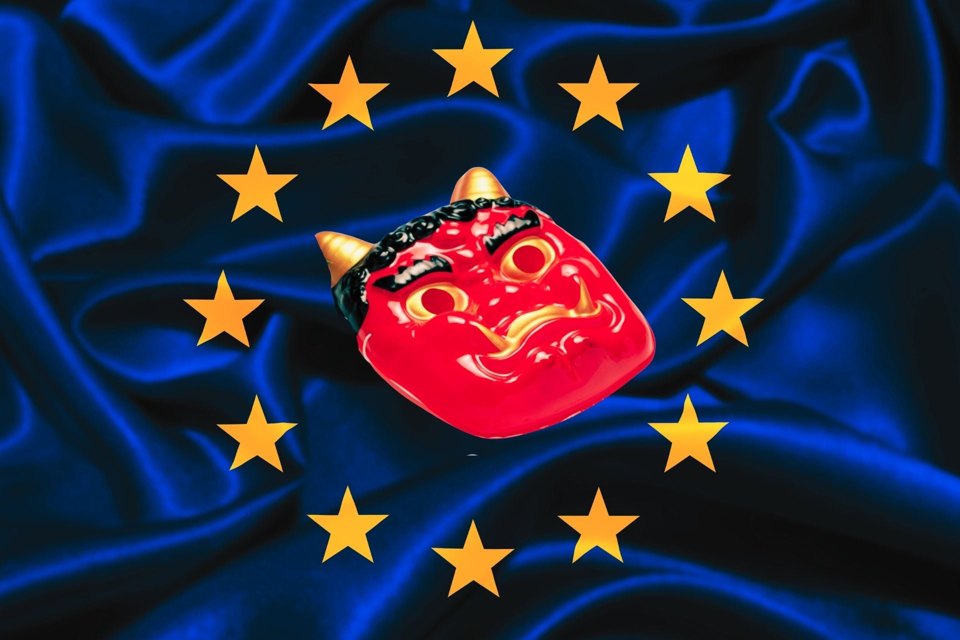 Przyciemniona flaga Unii Europejskiej, w środku między gwiazdami czerwona chińska maska przedstawiająca rogatego demona