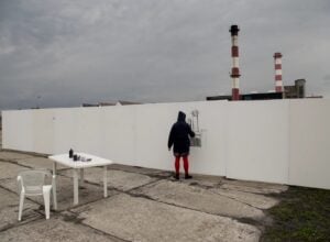 Osoba malująca na ścianie