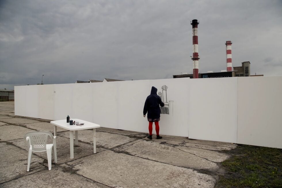 Osoba malująca na ścianie