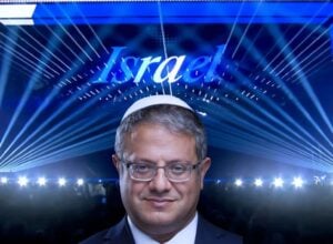 Itamar Ben Gwir na tle sceny eurowizyjnej z neonowym napisem "Israel"
