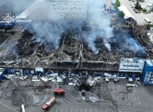 Magazyn w obwodzie kijowskim po ostrzale rosyjskim w nocy 24 maja 2026 r..