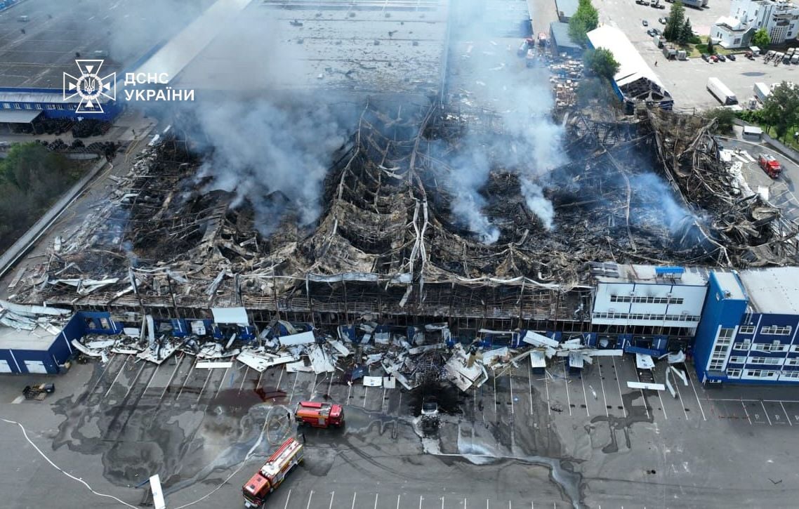 Magazyn w obwodzie kijowskim po ostrzale rosyjskim w nocy 24 maja 2026 r..