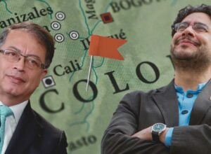 Gustavo Petro i Iván Cepeda na tle mapy Kolumbii, z czerwoną flagą pośrodku