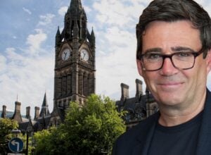 Andy Burnham na tle Manchester Town Hall