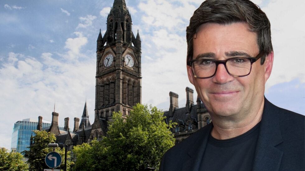 Andy Burnham na tle Manchester Town Hall