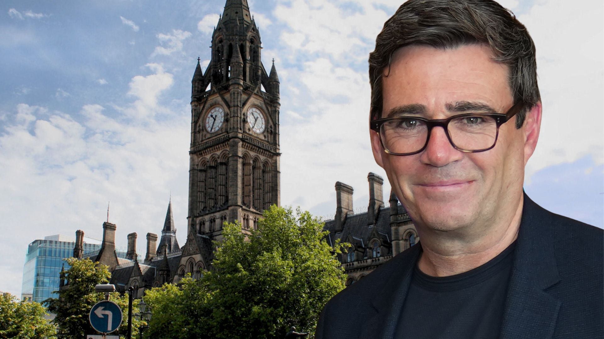 Andy Burnham na tle Manchester Town Hall