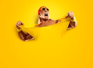 Hulk Hogan rozdzierający żółtą koszulkę na żółtym tle