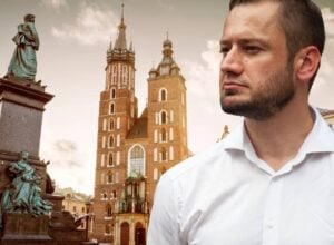 Aleksander Misztalski na tle rynki w Krakowie