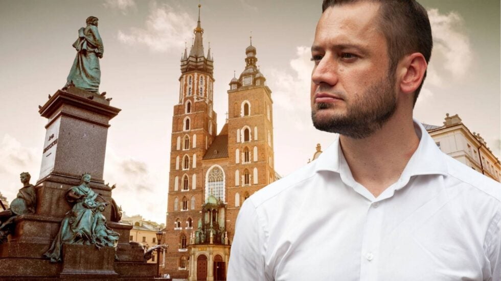 Aleksander Misztalski na tle rynki w Krakowie