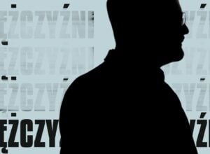 Cień mężczyzny w okularach na tle okładki książki Michała Gulczyńskiego (blado niebieskie tło i znikający napis "mężczyźni"