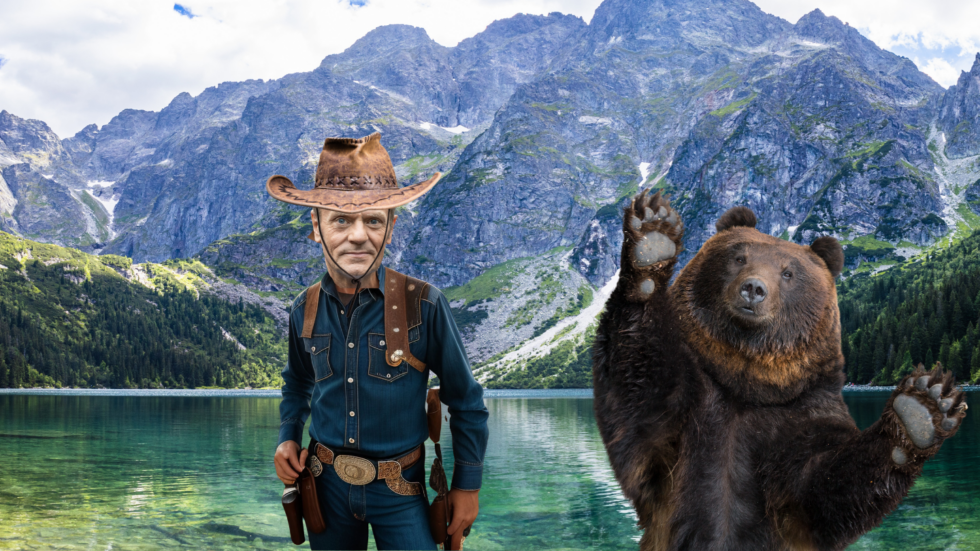 Donald Tusk na tle Morskiego Oka obok niedźwiedzia