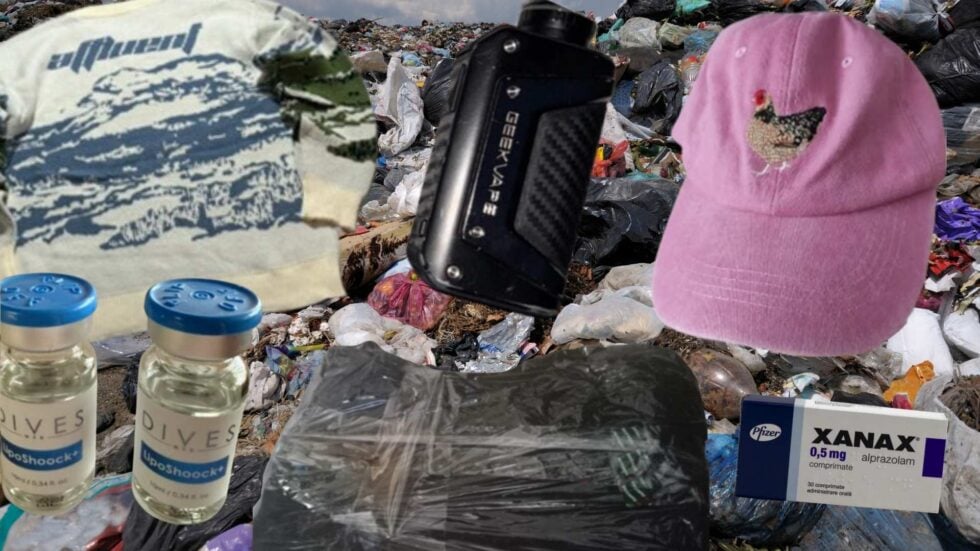 Na tle wysypiska śmieci: sweterek w krowy, e-papieros, fiolki z lekami, tajemnicza paczka zawinięta folią, różowa kaszkietówka z haftem kury, opakowanie Xanaxu