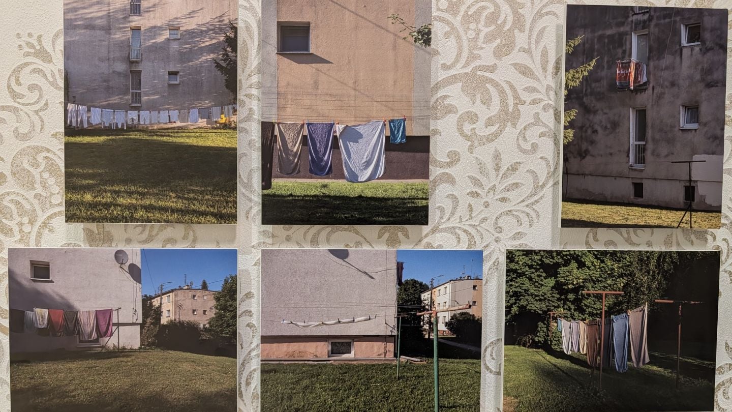 Zdjęcia z wystawy „Ukryte szczątki. Centralnie planowana architektura mieszkaniowa na wsi”