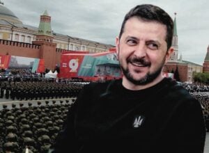 Uśmiechnięty Wołodymyr Zełenski wklejony na tle kadru z Dnia Zwycięstwa na placu Czerwonym