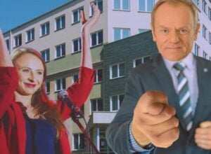 Uśmiechnięta Agnieszka Dziemianowicz-Bąk w czerwonej marynarce, z uniesionymi rękami na tle budynku Państwowej Inspekcji Pracy, po prawej stronie Donald Tusk pokazujący gest "figi z makiem" (fotomontaż)