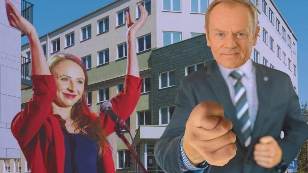 Uśmiechnięta Agnieszka Dziemianowicz-Bąk w czerwonej marynarce, z uniesionymi rękami na tle budynku Państwowej Inspekcji Pracy, po prawej stronie Donald Tusk pokazujący gest "figi z makiem" (fotomontaż)