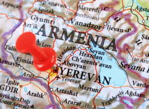 Mapa świata z zaznaczoną pinezką Armenią