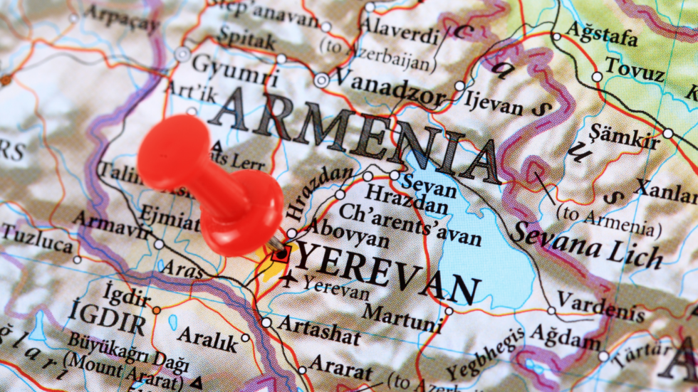 Mapa świata z zaznaczoną pinezką Armenią