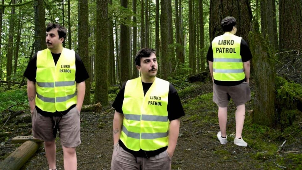 Bartek Skrobisz w odblaskowej kamizelce z napisem "libkopatrol" wklejony potrójnie na tle lasu