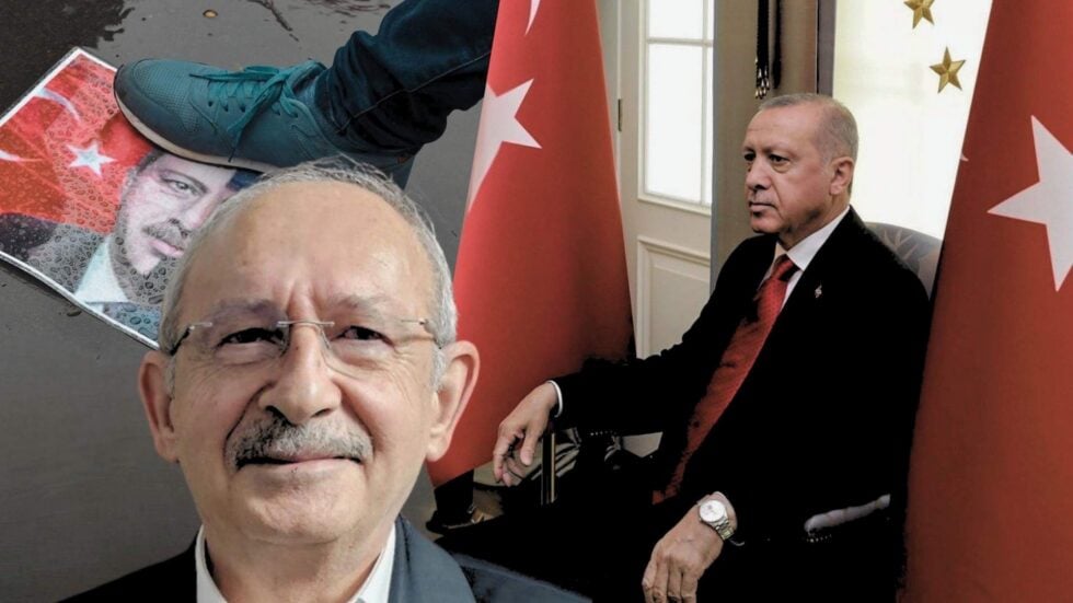 Po lewej uśmiechnięty Kemal Kılıçdaroğlu - starszy siwy pan - nad nim stopa deptająca plakat z Erdoganem, po prawej Erdogan siedzący w fotelu między tureckimi flagami (kolaż)