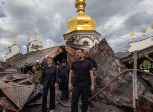 Volodymyr Zelenski przed zniszczonym Soborem Uspienskim