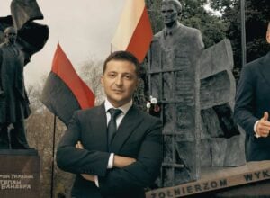 Wołodymyr Zełenski na tle pomnika upamiętniającego UPA, Karol Nawrocki z kciukiem do góry przy pomniku Żołnierzy Wyklętych