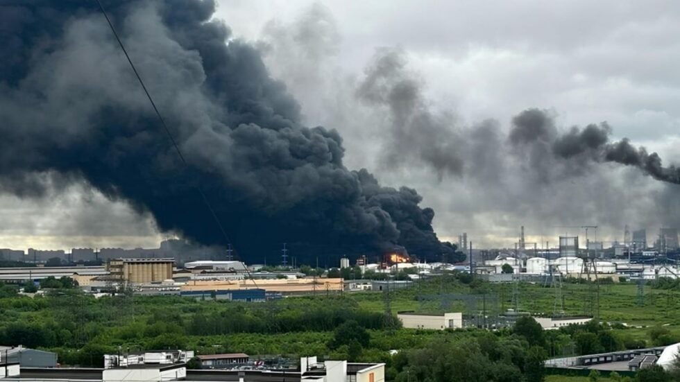Kłęby dymu nad płonącą rafinerią w Moskwie