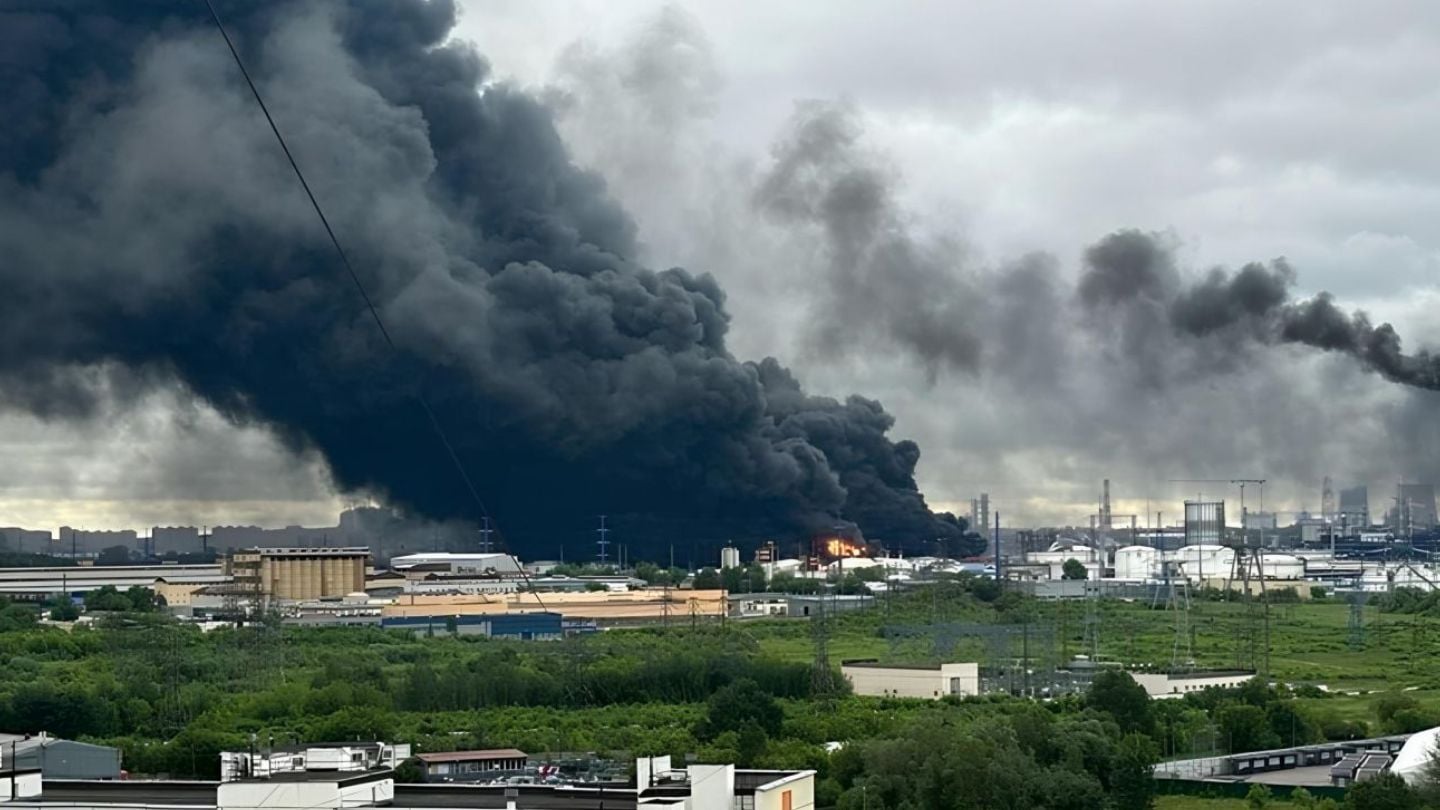 Kłęby dymu nad płonącą rafinerią w Moskwie