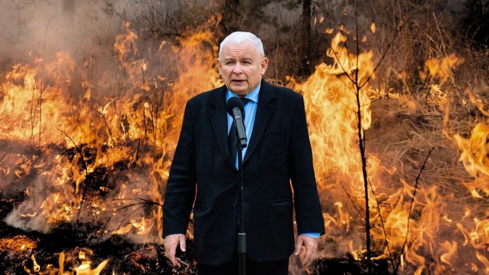 Jarosław Kaczyński przy mikrofonie na tle płonącego lasu (fotomontaż)