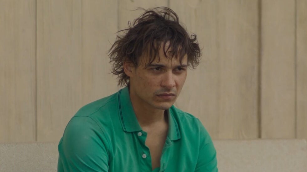Frank Dillane jako tytułowy „Łobuz”