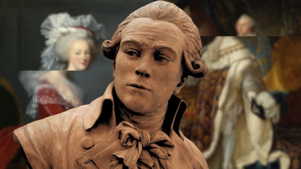 Na środku kamienne popiersie Maksymiliana Robespierre, za nim rozmazane portrety Marii Antoniny i Ludwika XVI z przesuniętymi głowami