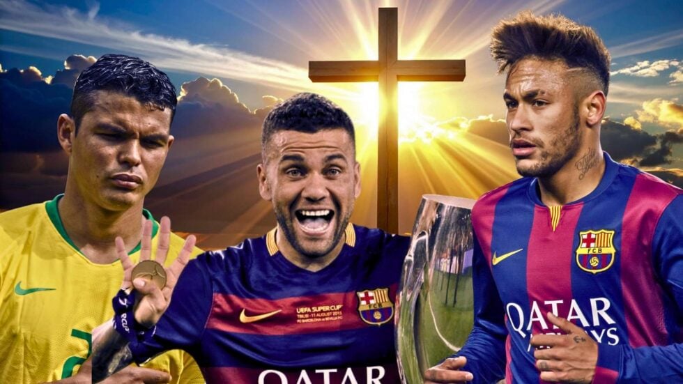Thiago Silva, Dani Alves i Neymar w strojach reprezentacji Brazylii, w tle krzyż