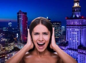 Na środku krzycząca młoda kobieta zasłaniająca sobie uszy, za nią centrum Warszawy nocą