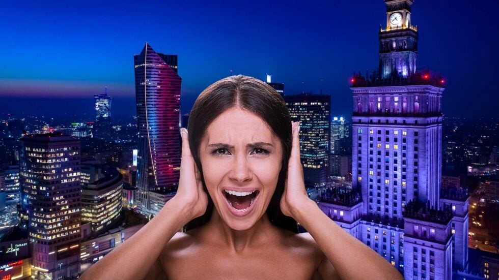 Na środku krzycząca młoda kobieta zasłaniająca sobie uszy, za nią centrum Warszawy nocą