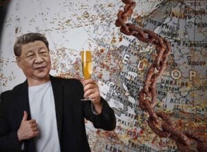 W tle biało-czarna mapa Europy, na nią nałożona rdza i zardzewiały łańcuch, po lewej uśmiechnięty Xi Jinping z kieliszkiem szampana (fotomontaż)