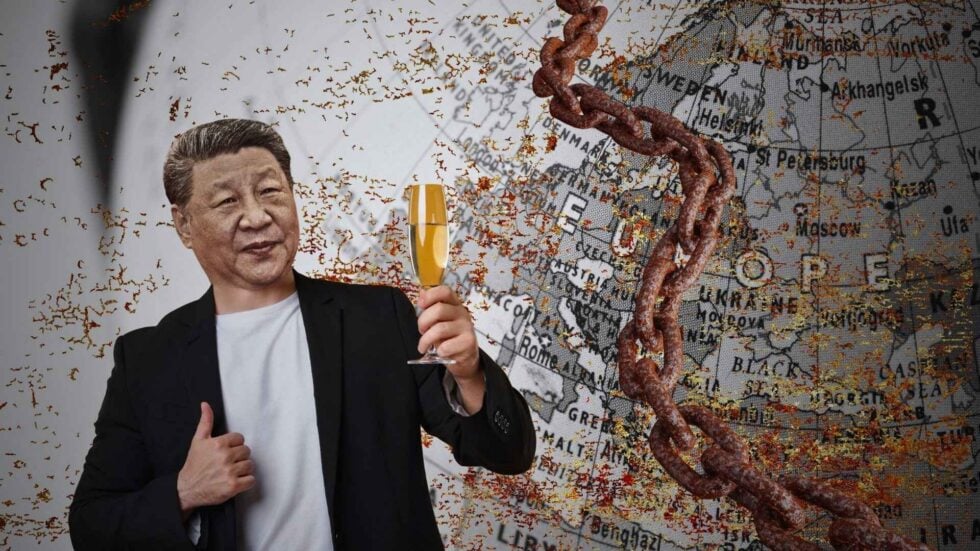 W tle biało-czarna mapa Europy, na nią nałożona rdza i zardzewiały łańcuch, po lewej uśmiechnięty Xi Jinping z kieliszkiem szampana (fotomontaż)