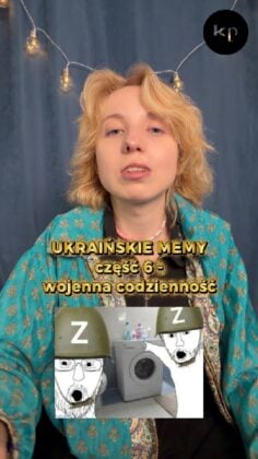 Person with blond hair in a turquoise patterned jacket in front of a blue backdrop with string lights; bold Polish title reads 'UKRAINSKIE MEMY część 6 - wojenna codzienność'.