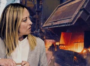 Po lewej Giorgia Meloni spoglądająca na przetapianie stali w hucie