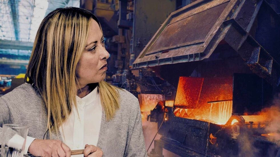 Po lewej Giorgia Meloni spoglądająca na przetapianie stali w hucie