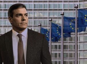 Pedro Sanchez na tle budynku i flag UE