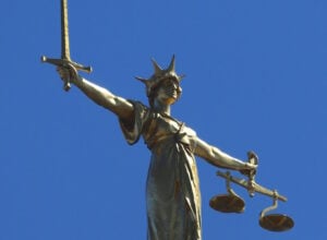 Posąg Sprawiedliwości nad sądem Old Bailey w Londynie