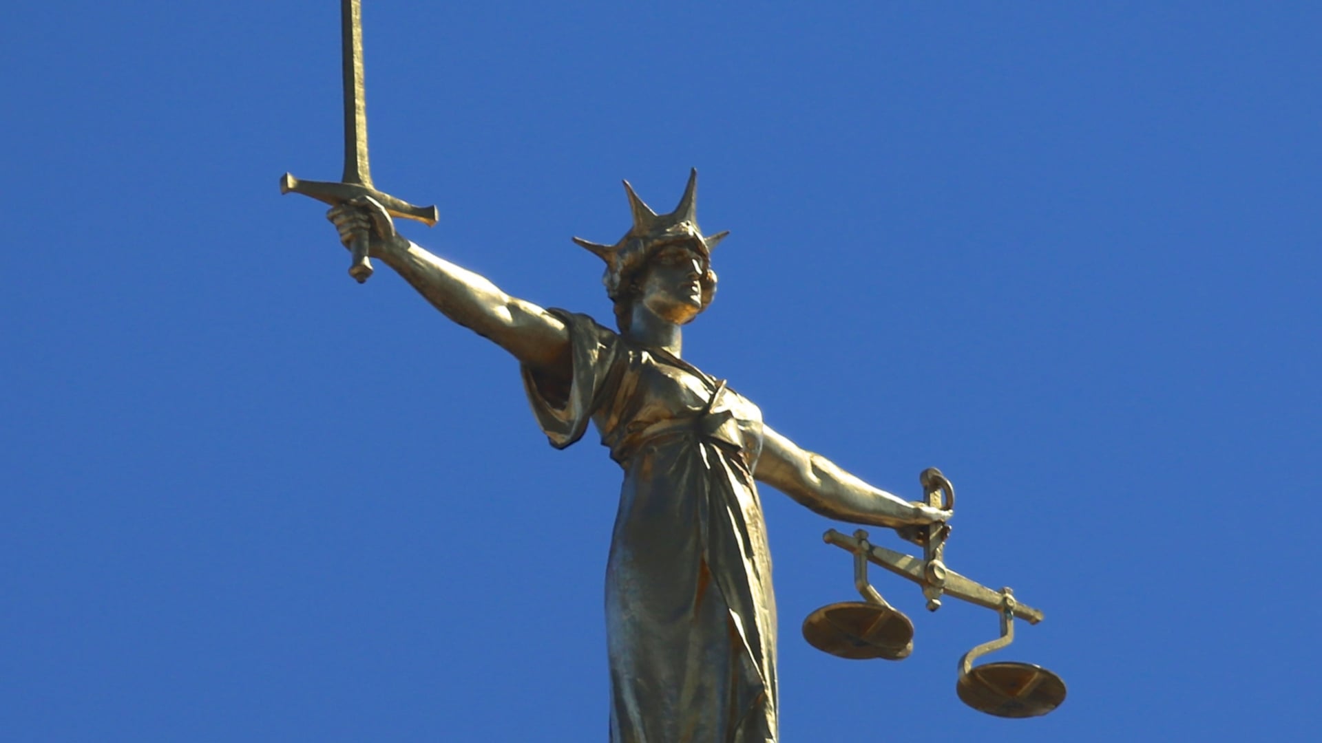 Posąg Sprawiedliwości nad sądem Old Bailey w Londynie