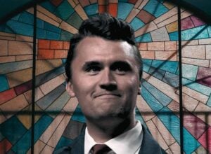 Charlie Kirk na tle kościelnego witrażu